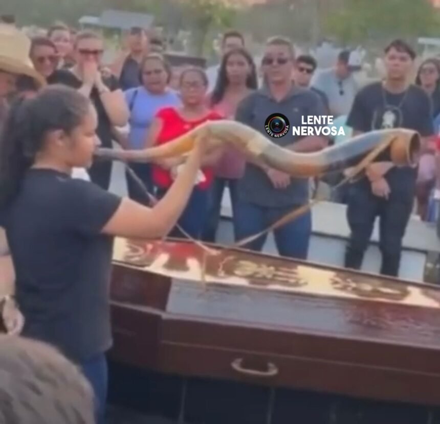 HOMENAGENS – Amigos cantam parabéns a jovem que morreu em acidente na Avenida Mamoré – VEJA OS VÍDEOS