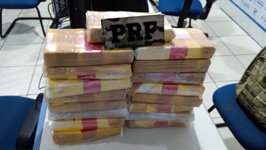 Agentes da PRF apreendem quilos de cocaína que estavam em carro transportado em cegonha 4 Agentes da PRF apreendem quilos de cocaína que estavam em carro transportado em cegonha