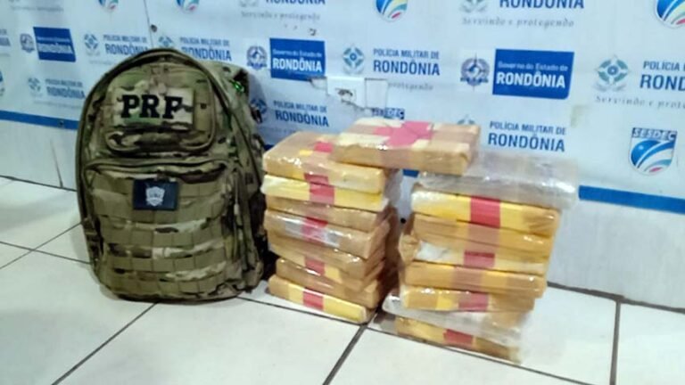 Agentes da PRF apreendem quilos de cocaína que estavam em carro transportado em cegonha