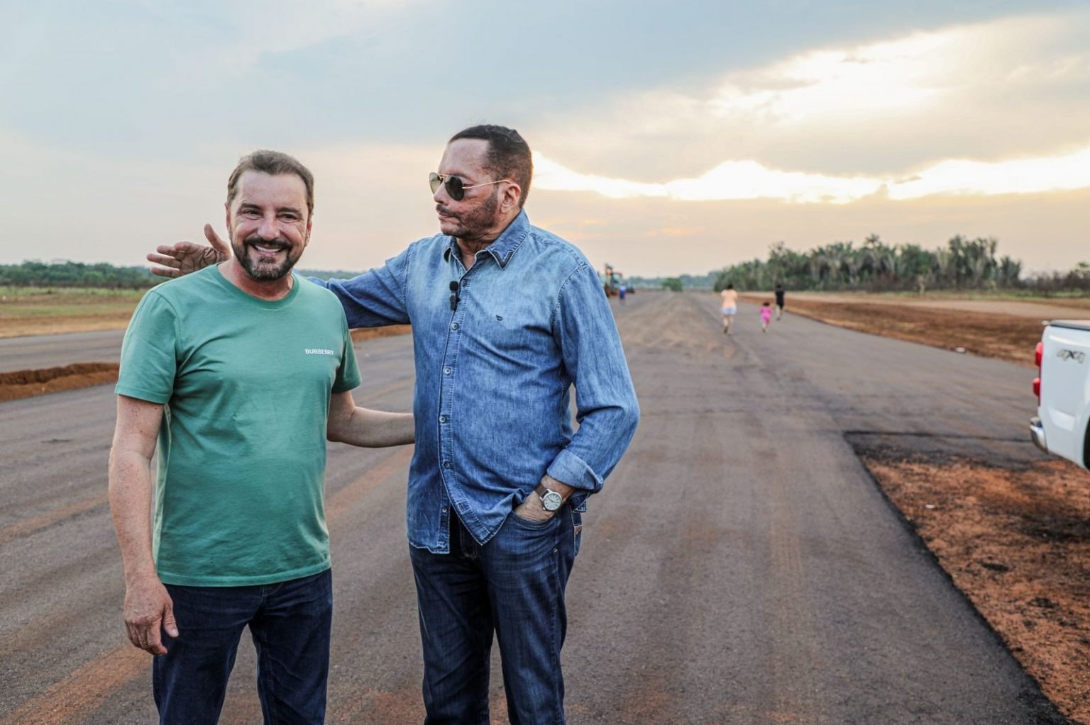 Dr Macário e Hildon Chaves visitam asfaltamento da nova Avenida Santos Dumont em Porto Velho