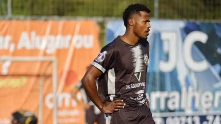 Jogador de futebol de 29 anos morre durante partida em SC