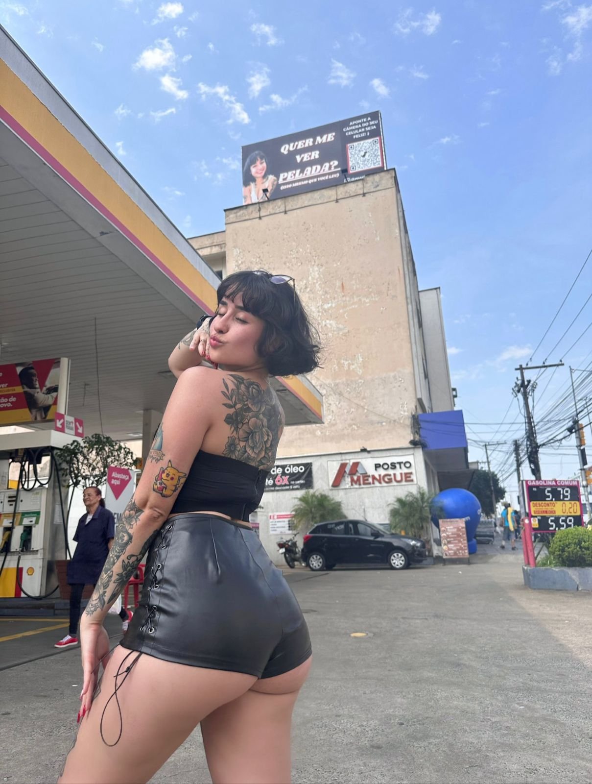 Outdoor com QR Code para acesso a nudes causa polêmica: "Quer me ver pelada?"