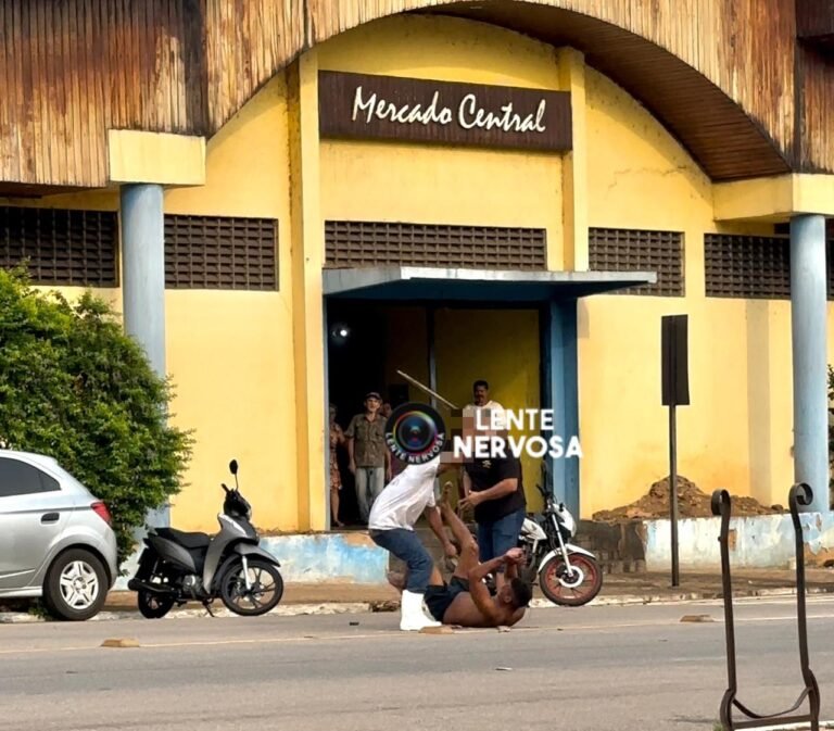 URGENTE – Homem é agredido a pauladas em frente ao Mercado Central