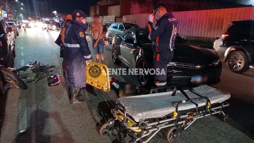 Possível discussão de trânsito resulta em acidente envolvendo Camaro conversível 3 Possível discussão de trânsito resulta em acidente envolvendo Camaro conversível