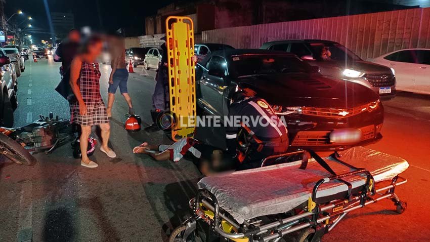 Possível discussão de trânsito resulta em acidente envolvendo Camaro conversível