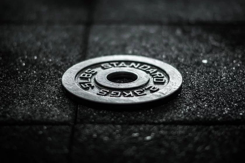 Personal passa por cirurgia para retirar anilha de musculação do pênis