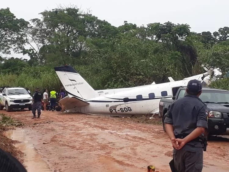 Piloto, copiloto e 12 passageiros morrem em queda de avião no Amazonas