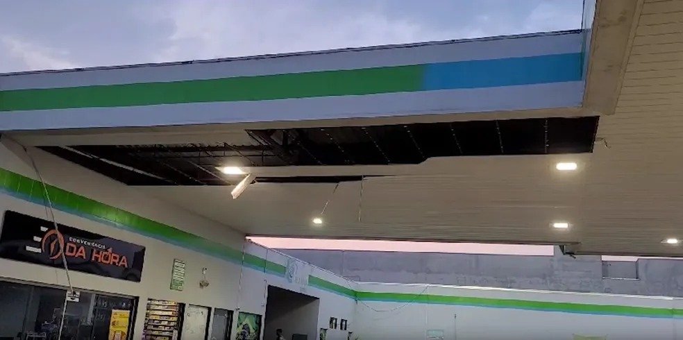 Igreja é interditada após vendaval arrancar telhado e causar rachaduras nas paredes em Jaru