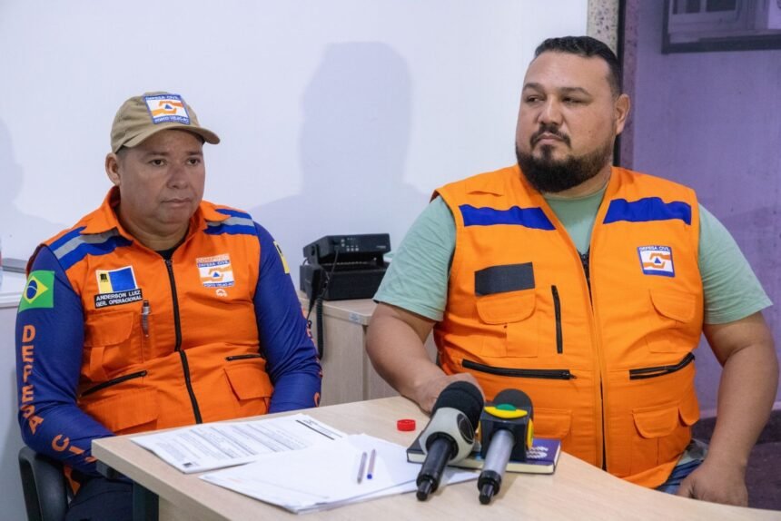 Defesa Civil Municipal distribui água potável para cerca de 700 famílias ribeirinhas 1 Defesa Civil Municipal distribui água potável para cerca de 700 famílias ribeirinhas