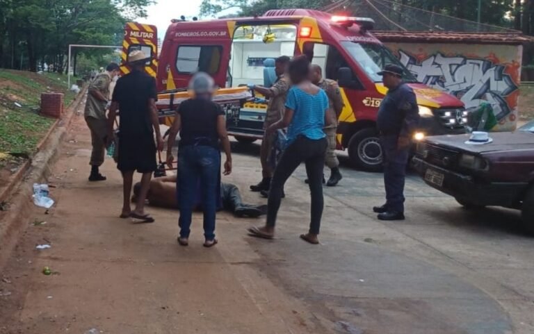 Idoso morre após ser atropelado pela filha enquanto dormia embaixo de carro