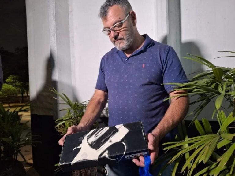 “Quem tem arma em casa, entregue”, diz pai de aluno que matou colega