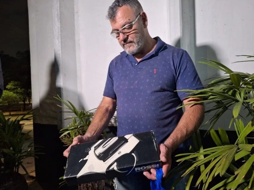 “Quem tem arma em casa, entregue”, diz pai de aluno que matou colega