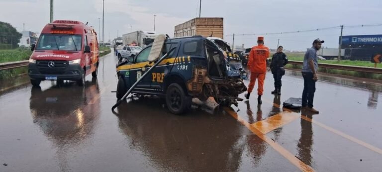 Viatura da PRF fica parcialmente destruída após colisão com carreta, em RO