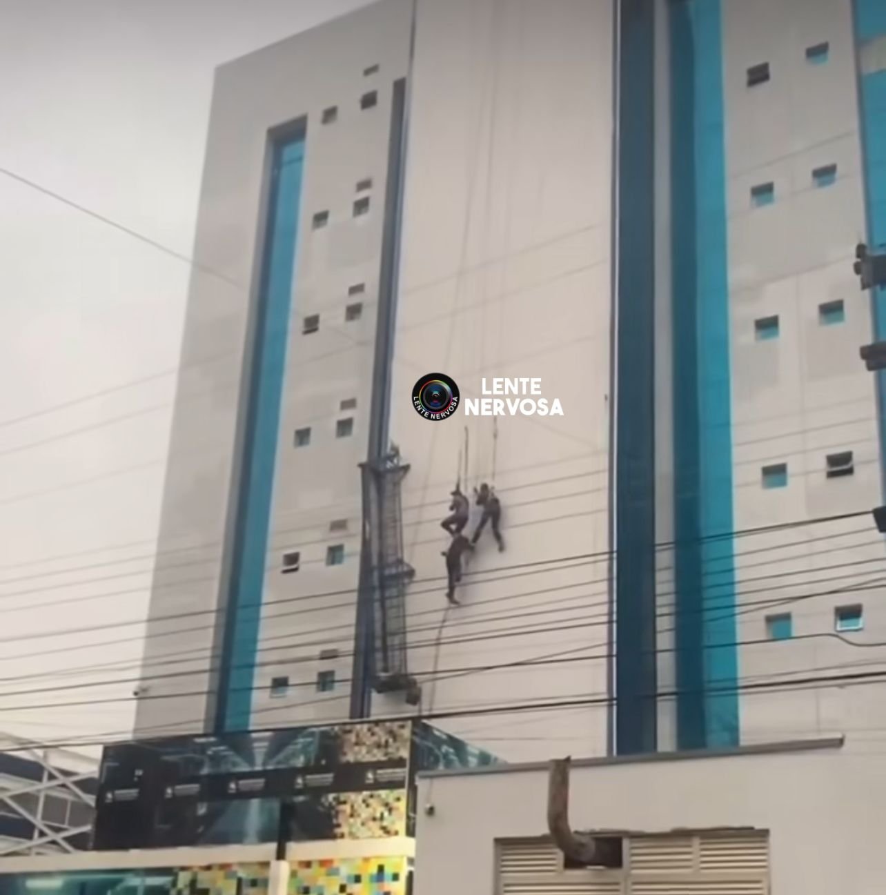 Trabalhadores ficam pendurados após andaime cair no prédio do MP