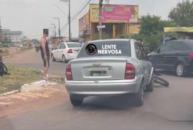 Colisão em rotatória resulta em passageira de moto ferida – VÍDEO