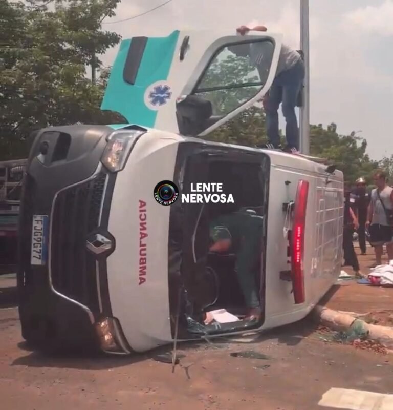 URGENTE – Ambulância tomba ao ser atingida por caminhão na Avenida Jorge Teixeira – VÍDEO