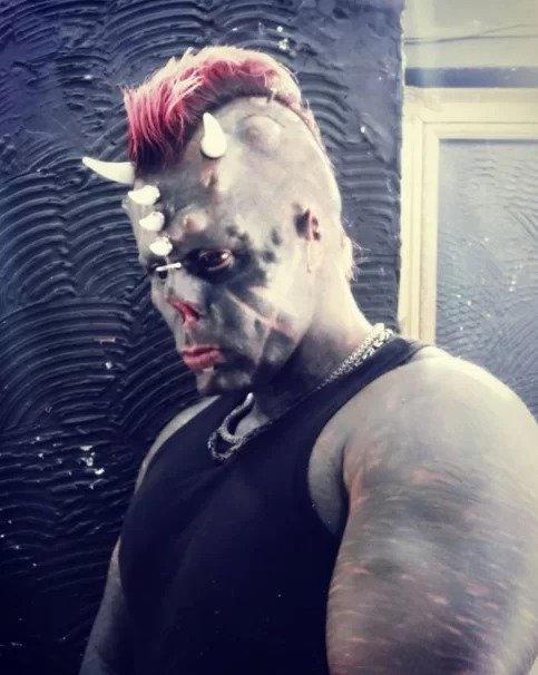 “Diabão” arranca mais dois dedos em projeto para ter “garras” - VEJA FOTOS