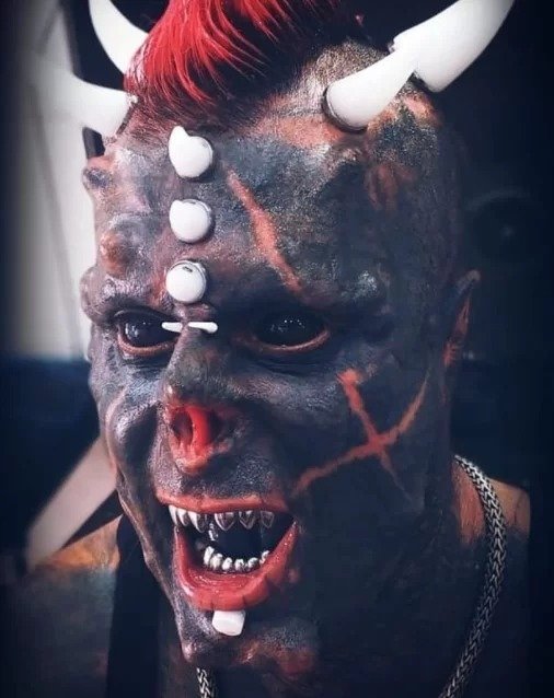 “Diabão” arranca mais dois dedos em projeto para ter “garras” - VEJA FOTOS