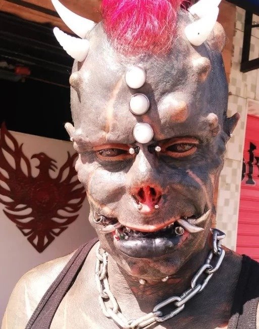 “Diabão” arranca mais dois dedos em projeto para ter “garras” - VEJA FOTOS