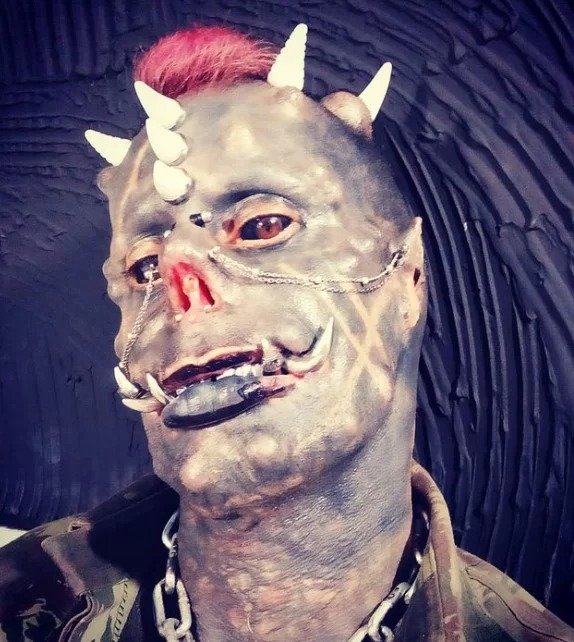 “Diabão” arranca mais dois dedos em projeto para ter “garras” - VEJA FOTOS