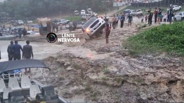 TEMPORAL – Carros caem no rio durante desbarrancamento no Festival de Praia de Fortaleza do Abunã – VEJA O VÍDEO