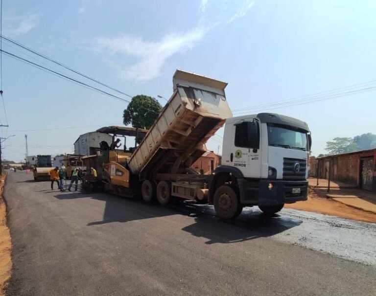 Serviços de recapeamento chegam à rua Mané Garrincha, no bairro Jardim Santana
