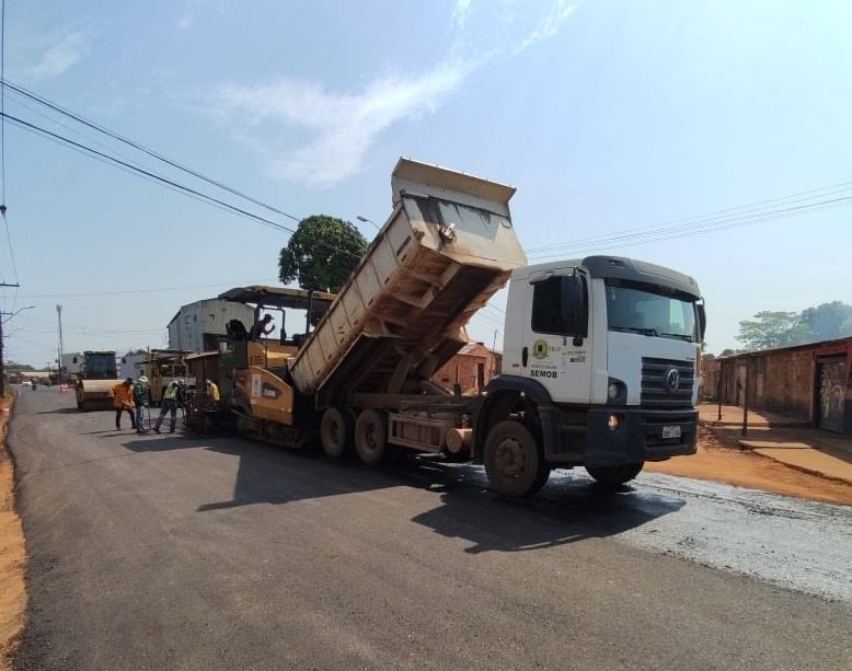 Serviços de recapeamento chegam à rua Mané Garrincha, no bairro Jardim Santana