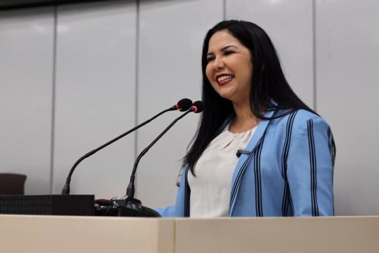 Cristiane Lopes entrega em parceria com a Marinha habilitações à aquaviários