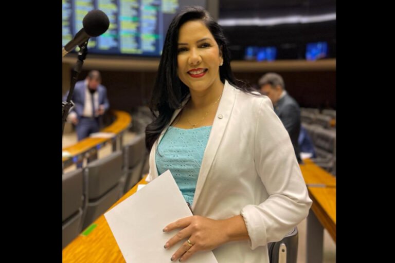 Cristiane Lopes protocola requerimento para criação da Comissão Especial da Pec 47