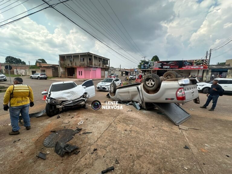 Caminhonete capota ao ser atingida por carro na zona sul de Porto Velho