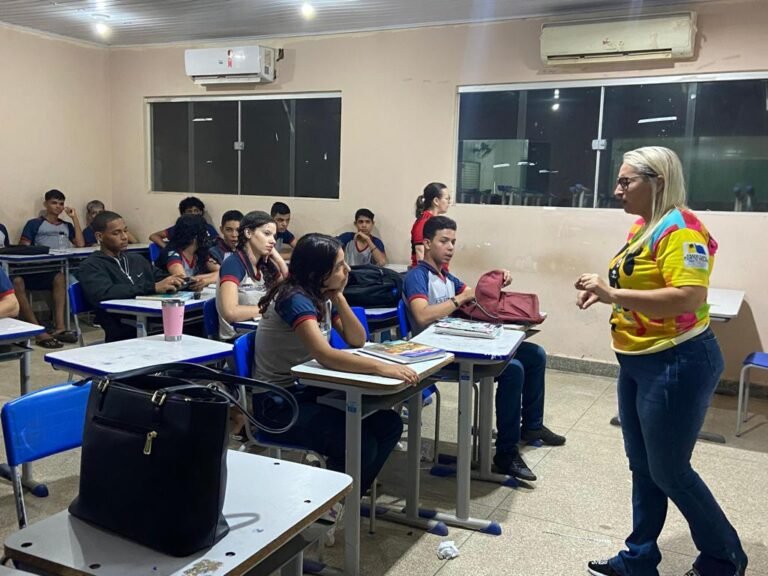 Vereadora Márcia Socorristas Animais ministra palestra sobre bem estar animal em escola na zona leste
