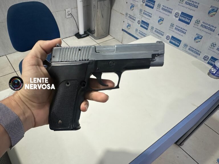 Mulher que tentou assaltar adolescente é detida pelo pai da vítima e apanha da população