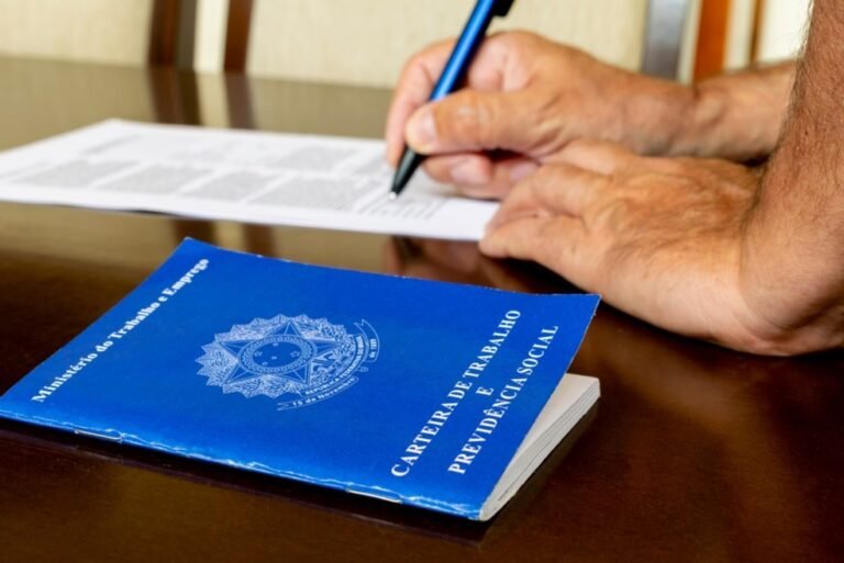 Desemprego cai de 8% para 7,7% no país no terceiro trimestre do ano