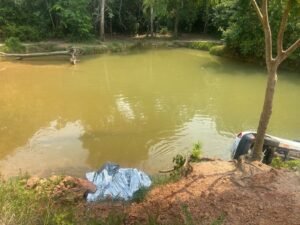 Amigos morrem afogados dentro de automóvel após pescaria, na capital