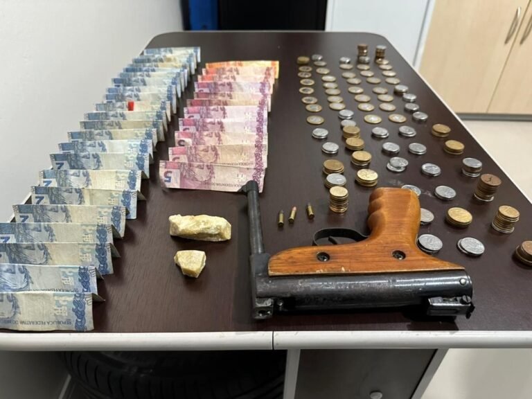 Homicida foragido é preso com com drogas, arma e munições