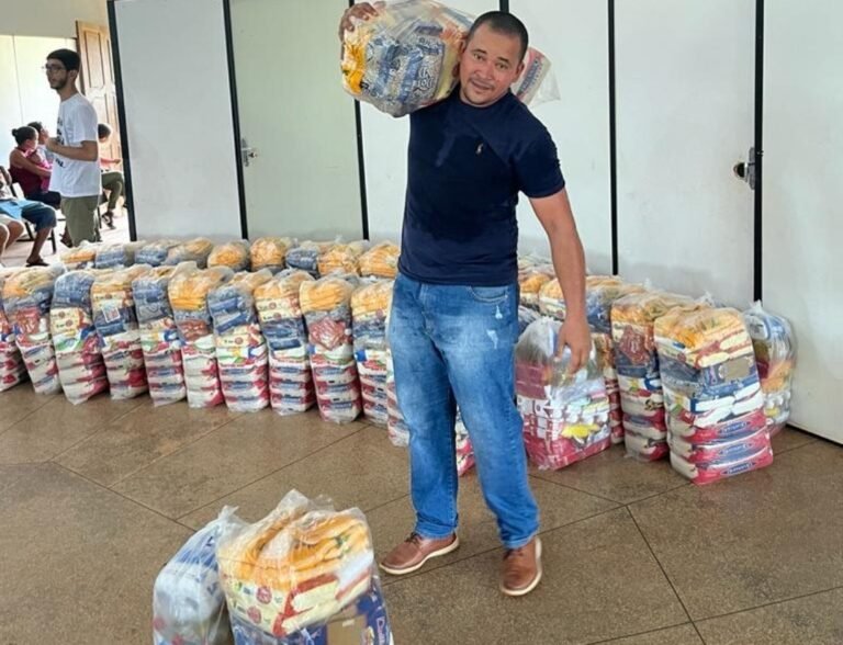 Famílias de recicladores cadastradas pela Prefeitura recebem cestas básicas