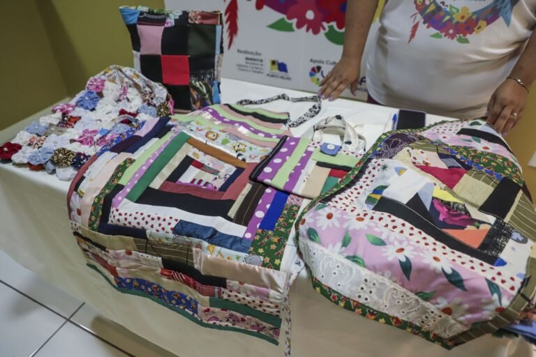 Feira de artesanatos acontece em vários locais públicos neste mês de dezembro