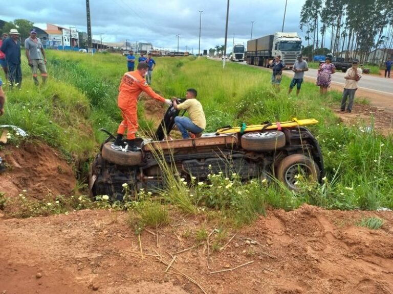 Últimas Notícias 3 SW4 capota com família dentro; idosa fica ferida