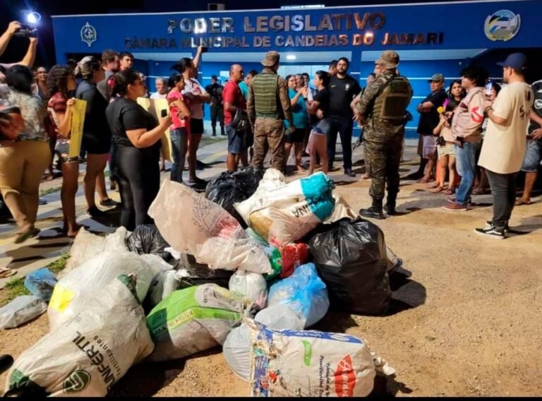 Últimas Notícias 6 SEM GESTÃO – População se revolta e despeja lixo em frente à câmara de vereadores como forma de protesto