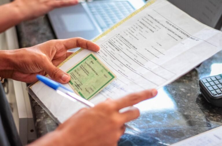 Pais ou responsáveis devem apresentar a documentação do aluno na escola em até 24 horas após o cadastro no site de matrículas