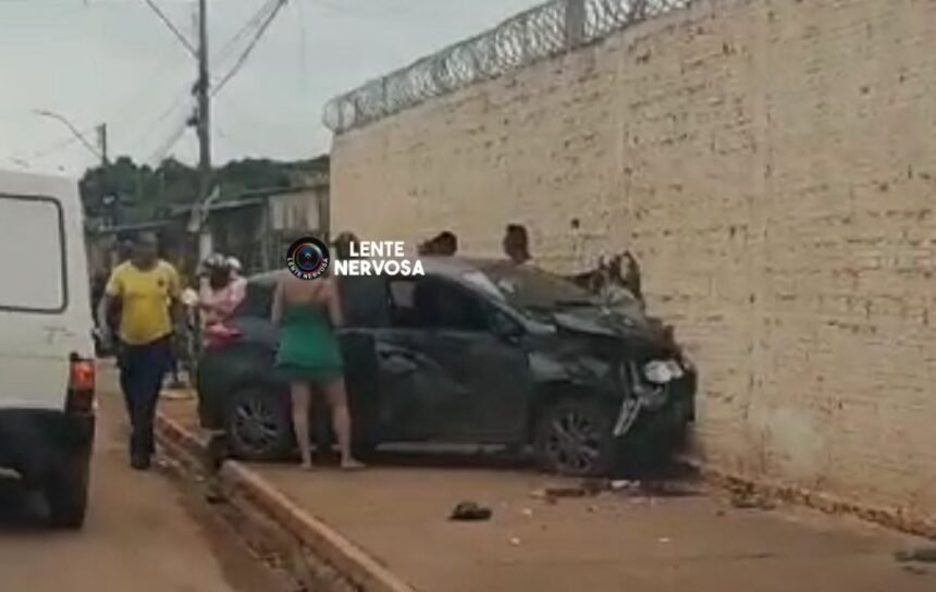 Carro fica destruído em grave acidente com duas vítimas na zona leste - VÍDEO