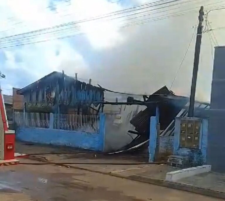 Últimas Notícias 5 Residência é destruída por incêndio e crianças de quatro e cinco anos morrem carbonizadas – VÍDEO