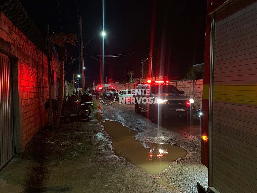 Cadáver com perfuração na barriga é encontrado em vala na zona leste da capital