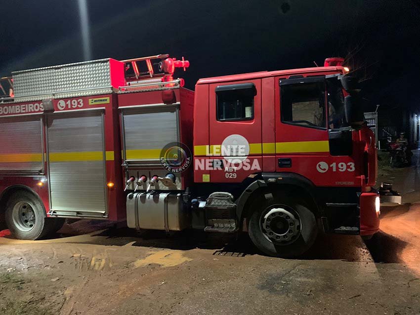 Cadáver com perfuração na barriga é encontrado em vala na zona leste da capital