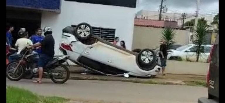 Colisão resulta em capotamento em cruzamento sinalizado na capital