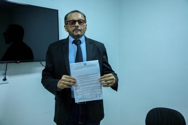 Últimas Notícias 7 DR MACÁRIO: Vereador solicita limpeza da Praça do Condomínio Morar Melhor