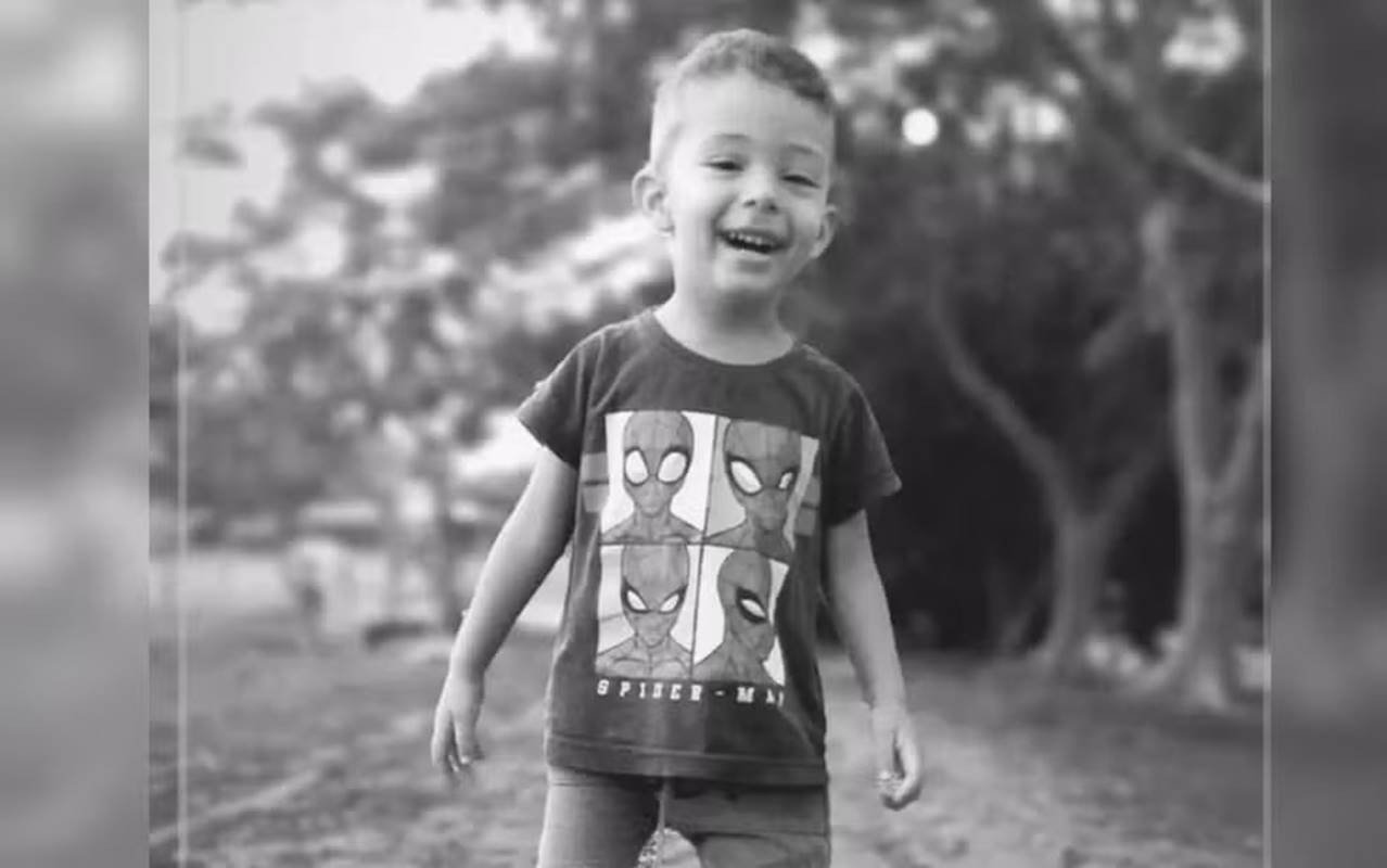 Menino de 2 anos é encontrado enforcado dentro de tanque de peixes