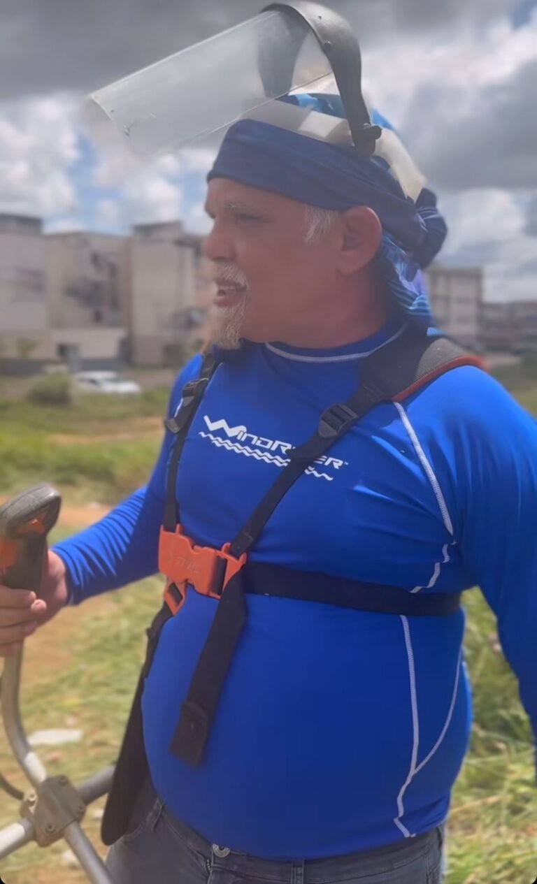 OPORTUNISMO – Vereador Joel da Enfermagem troca seringa pela roçadeira e abandona raízes em busca desesperada de reeleição