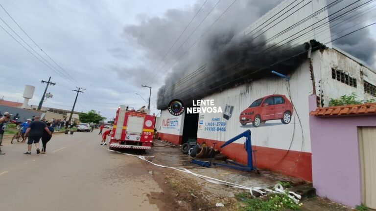 Bombeiros tentam controlar incêndio em oficina na zona Sul de Porto Velho