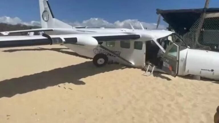 Avião com paraquedistas atropela e mata idoso em pouso de emergência no México